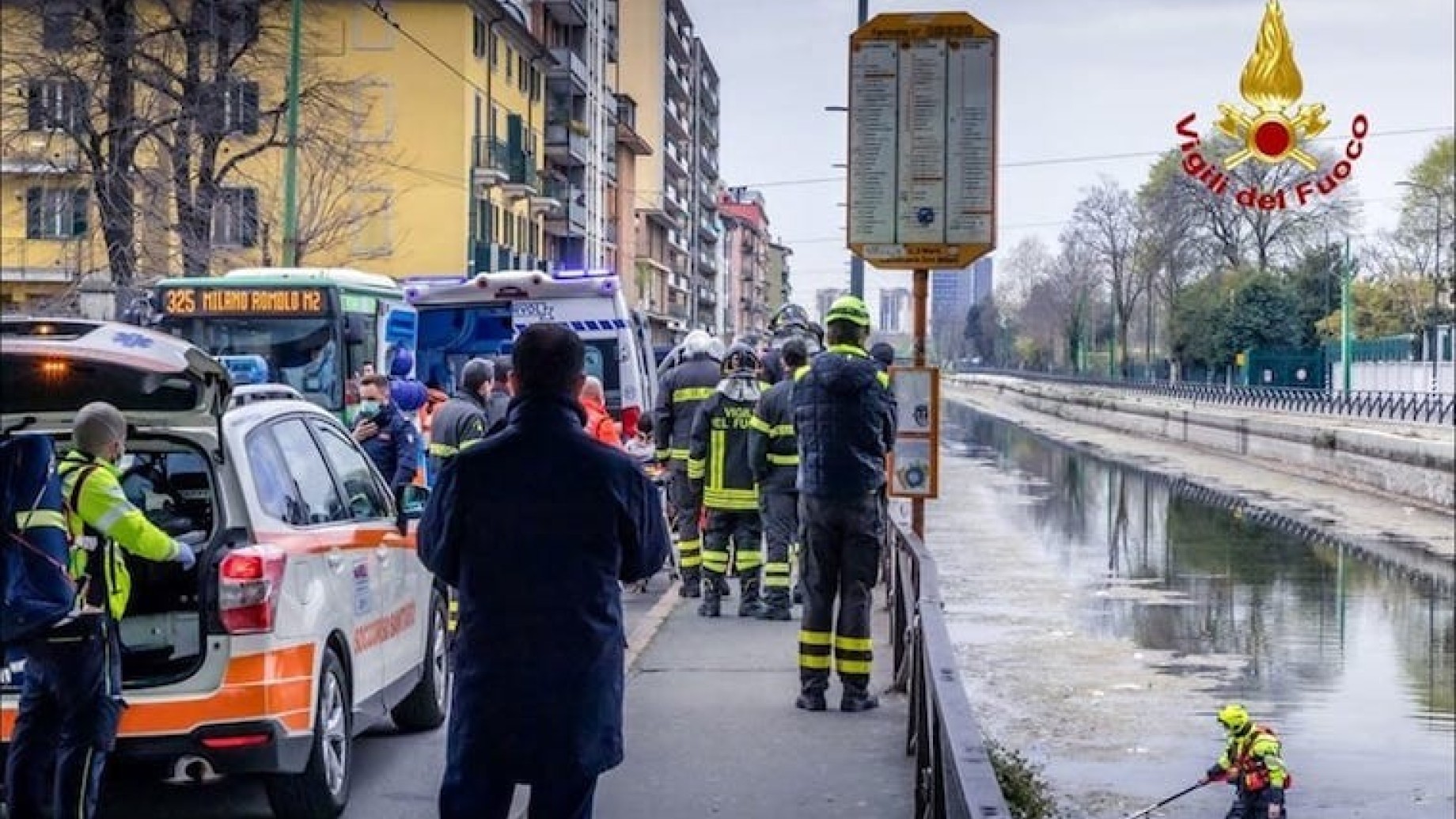 Milano, si tuffa nel Naviglio in secca per scappare dalla polizia e si fracassa una gamba